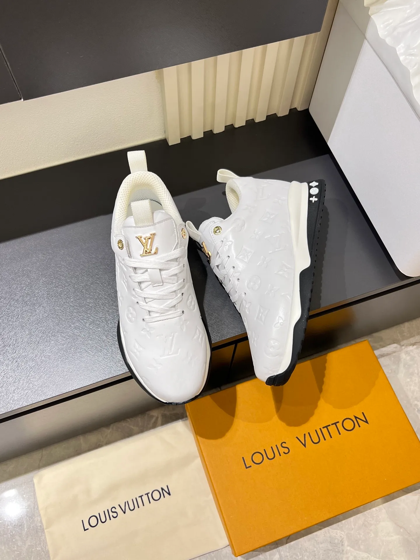 p520 "LOUI* VUITTO*" popular men's casual shoes, genuine development in Italy💯purchasing level quality✔️The upper is made of first-layer cowhide, comfortable and soft sheepskin feet⚡️Fashionable and versatile, the toe last shape is firm and full, and the soles are made from original LV molds and can be freely entered and exited the counter. Light and comfortable on the feet~Purely handmade, details determine quality! Size:39-44!